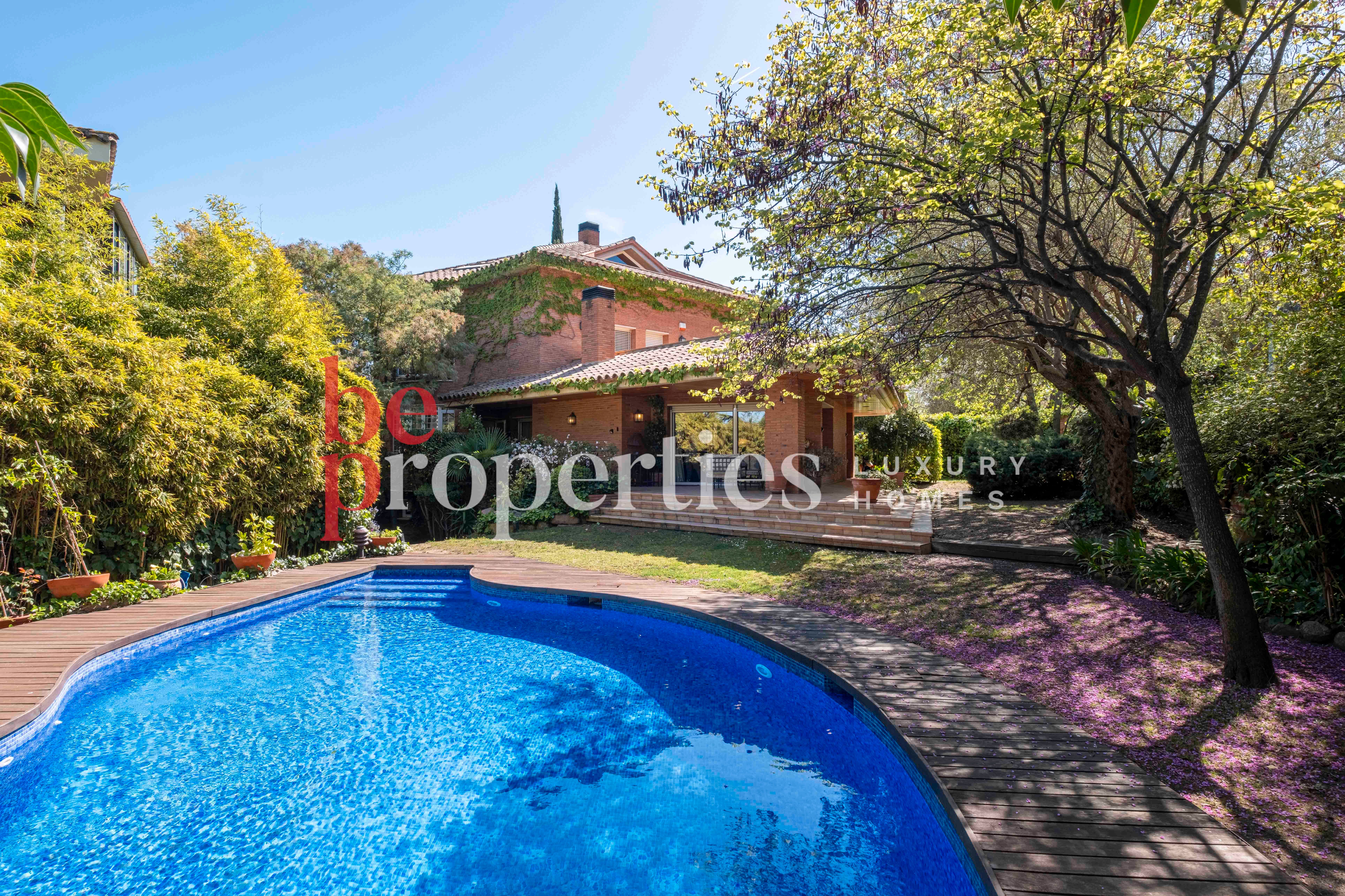 Vista exterior de Casa o xalet de lloguer en Sant Cugat del Vallès amb Aire condicionat, Calefacció i Jardí privat