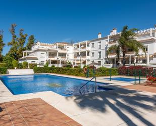 Vista exterior de Àtic en venda en Marbella amb Aire condicionat, Terrassa i Piscina