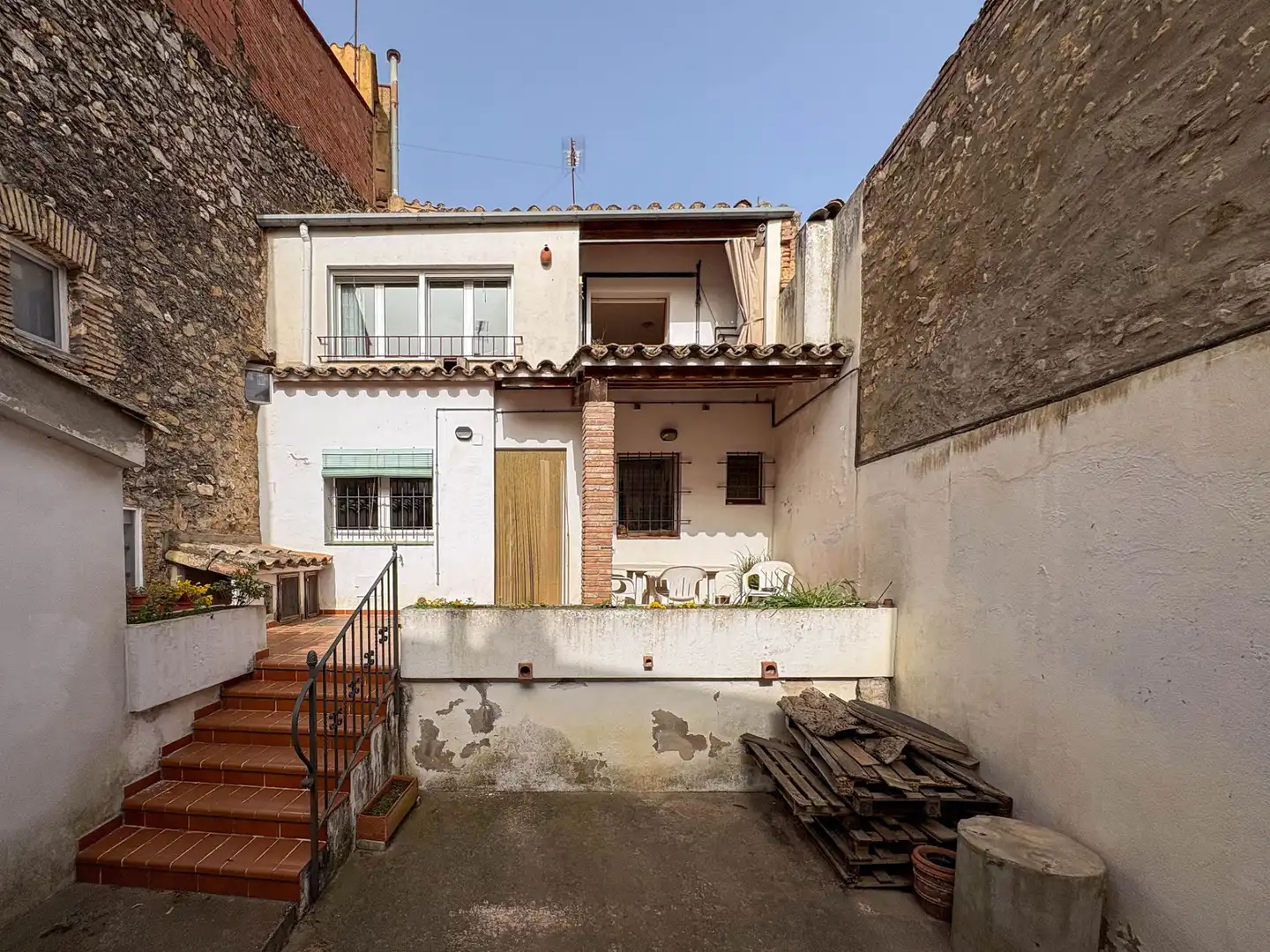 Vista exterior de Casa adosada en venda en Quart amb Calefacció, Terrassa i Balcó