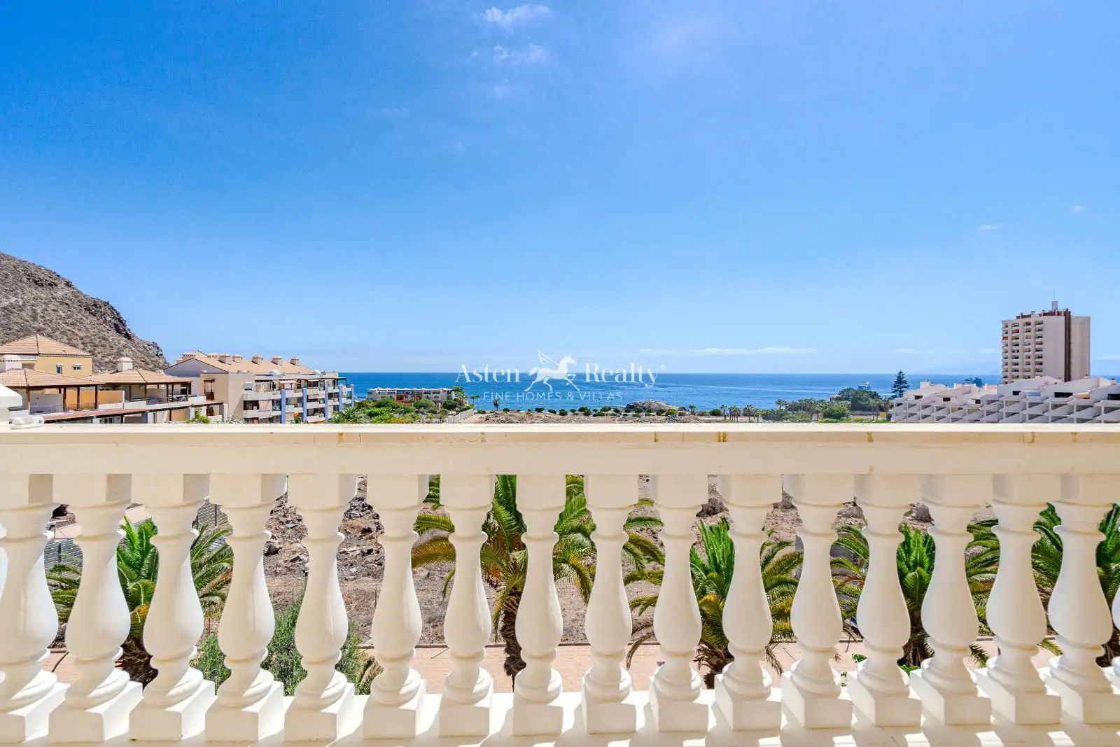 Vista exterior de Piso en venta en Arona con Terraza, Trastero y Piscina