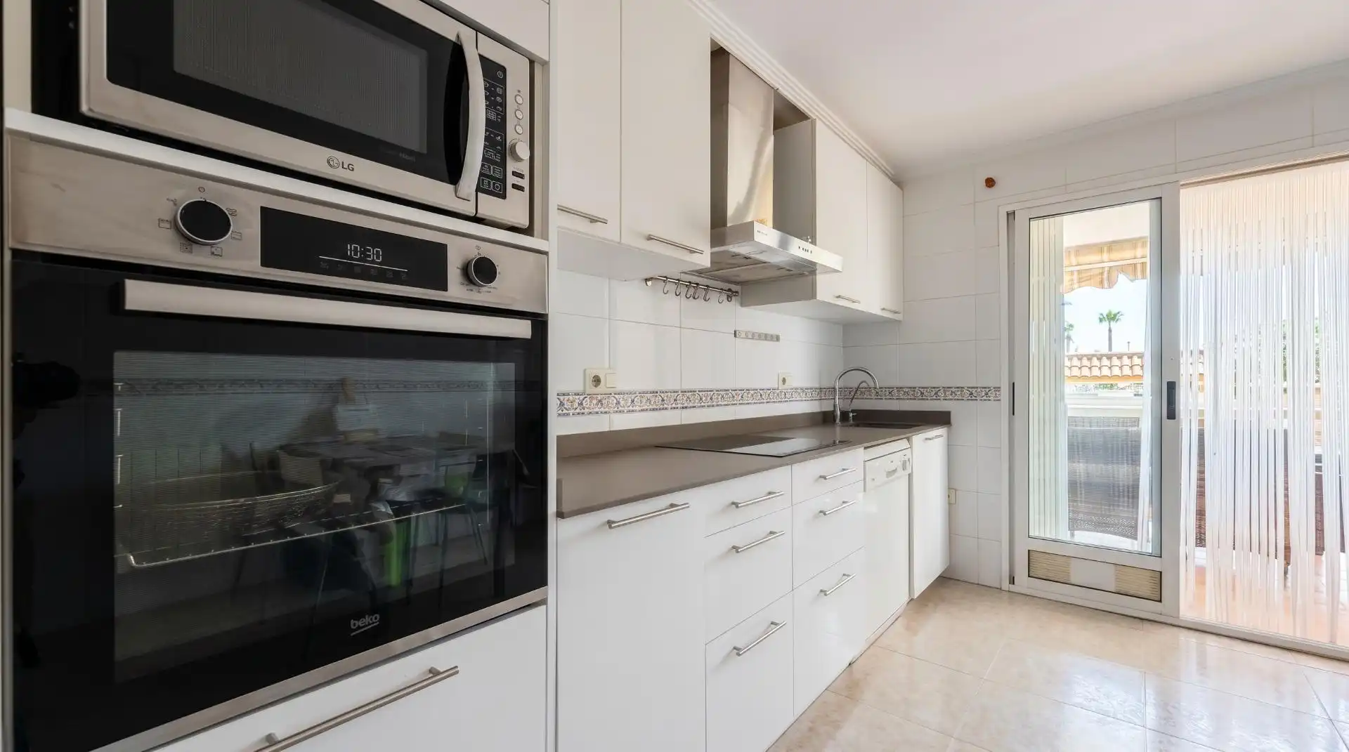 Cuina de Casa o xalet en venda en La Pobla de Vallbona amb Aire condicionat, Calefacció i Jardí privat