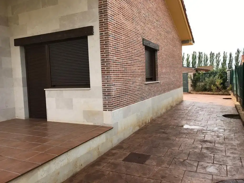 Vista exterior de Casa o chalet en venta en Grijota