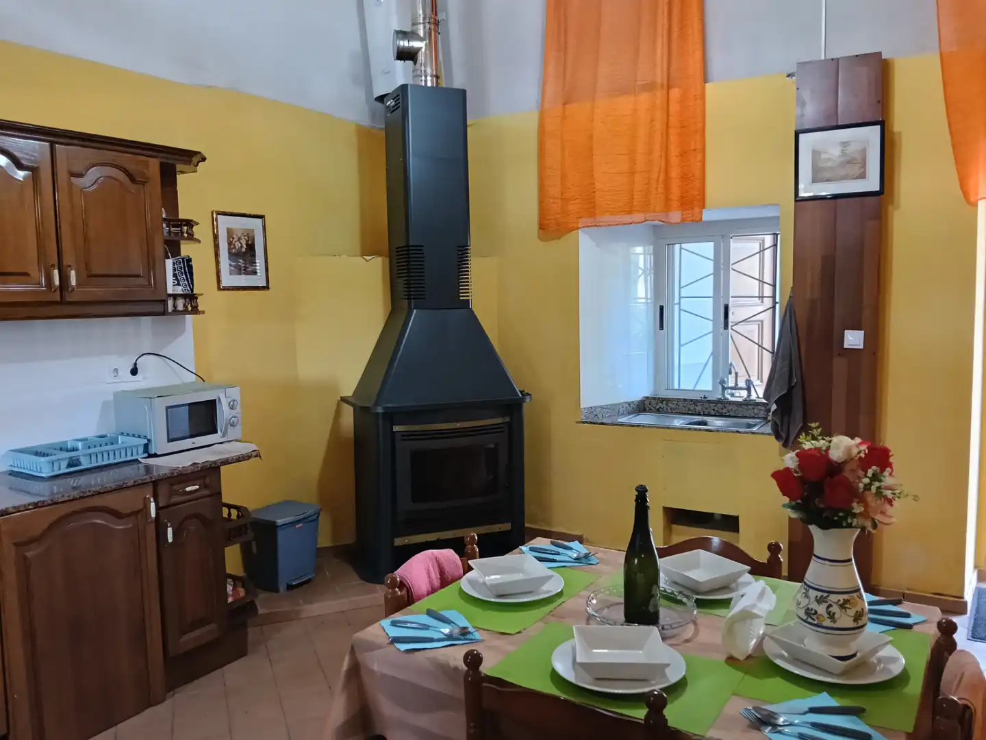Esszimmer von Einfamilien-Reihenhaus zum Verkauf in Carral mit Privatgarten und Abstellraum