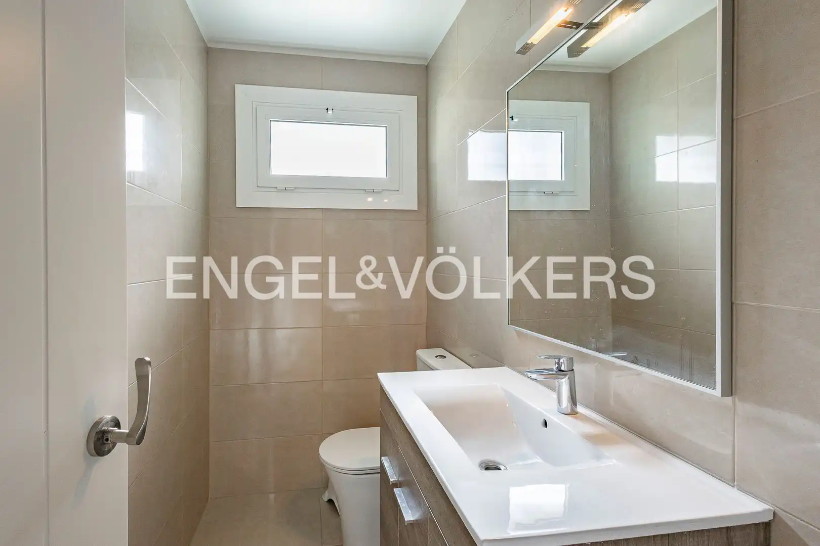 Baño de Casa adosada en venta en Gavà con Aire acondicionado, Calefacción y Jardín privado