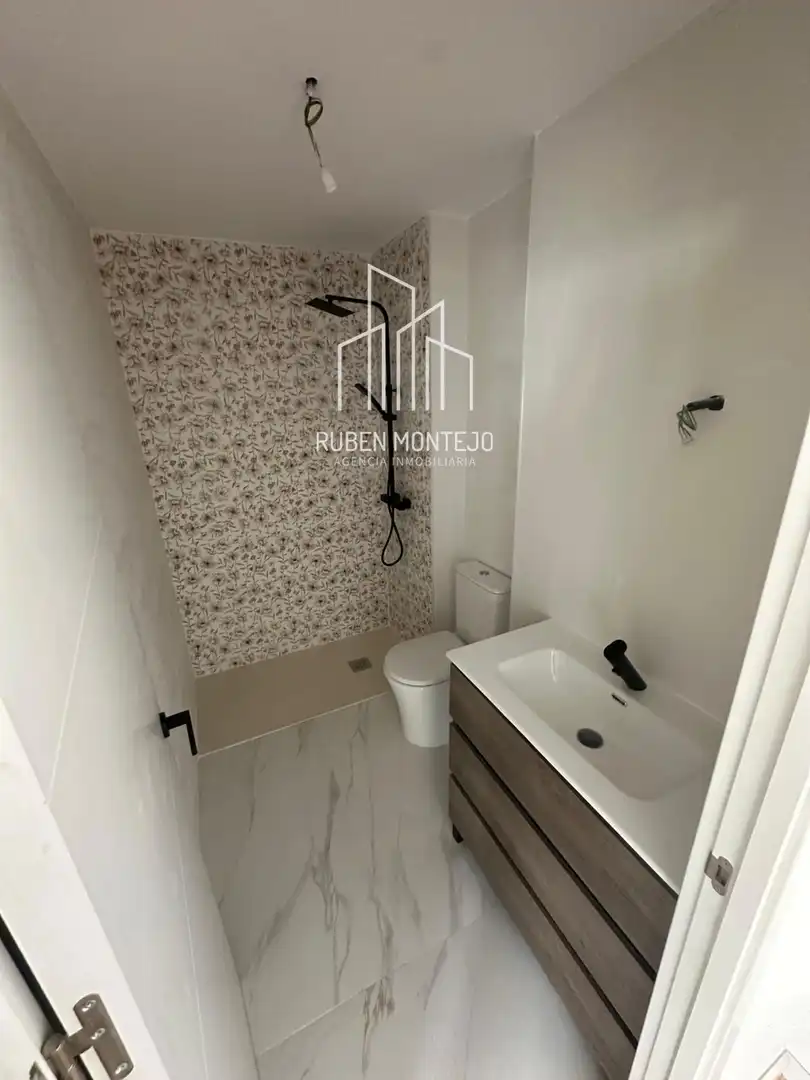 Bathroom of Apartments for rent in Salamanca  with Heating, Furnished and Oven