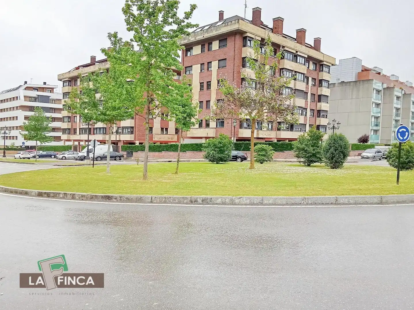 Vista exterior de Àtic en venda en Oviedo  amb Calefacció, Parquet i Terrassa