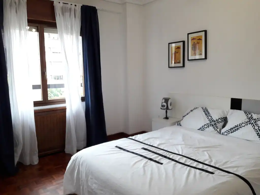 Habitación de Piso de alquiler en Oviedo  con Calefacción, Terraza y Amueblado