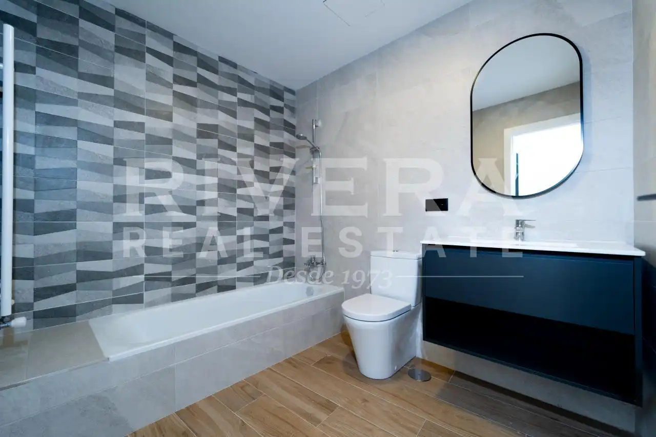 Baño de Casa adosada en venta en Vigo  con Calefacción y Jardín privado