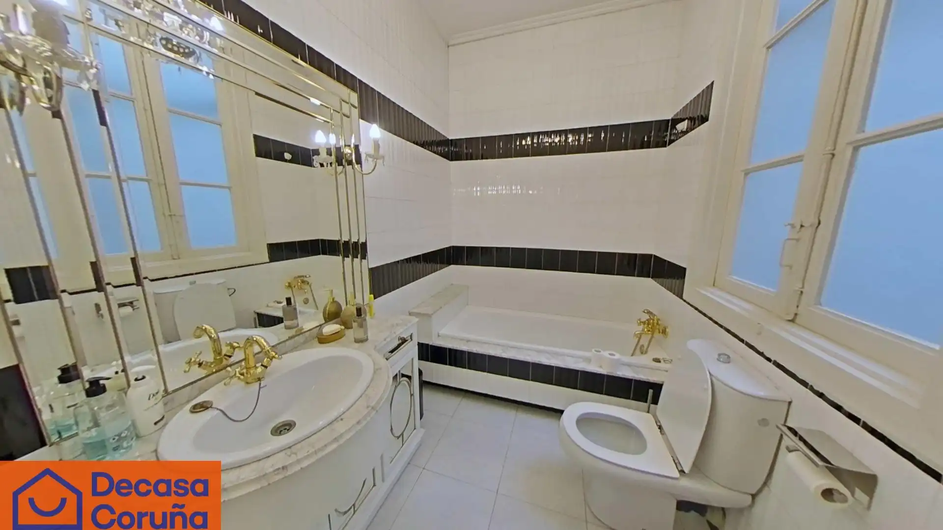 Badezimmer von Wohnung zum Verkauf in A Coruña Capital  mit Abstellraum und Alarm