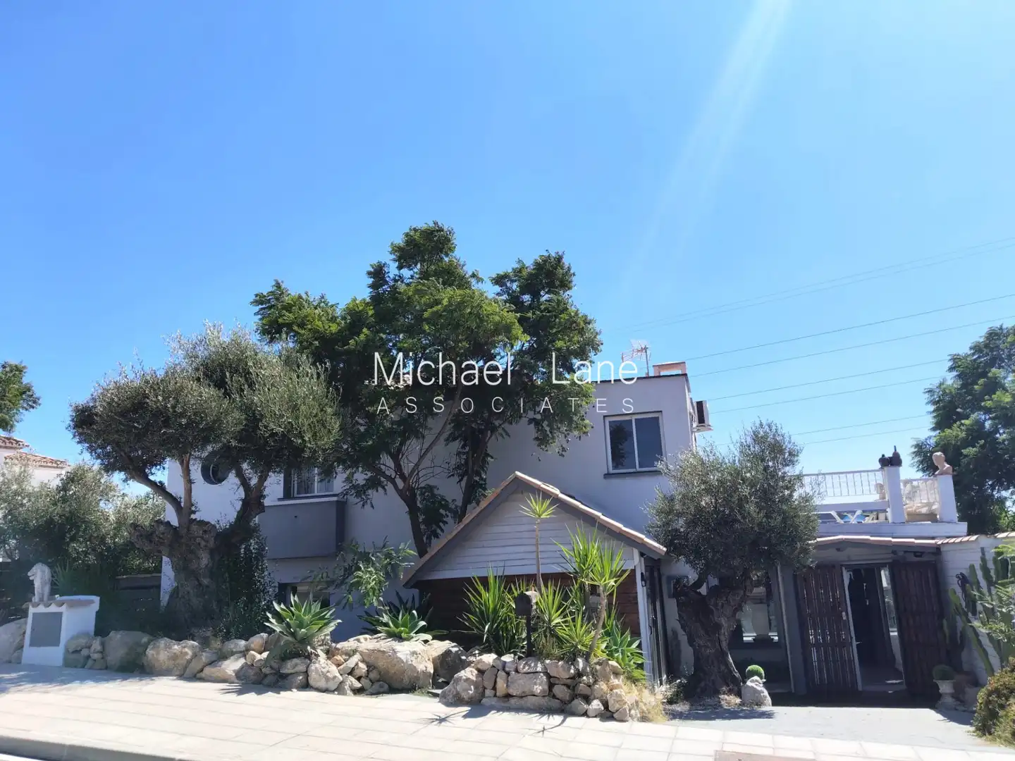 Vista exterior de Casa o xalet en venda en Estepona amb Jardí privat, Terrassa i Piscina