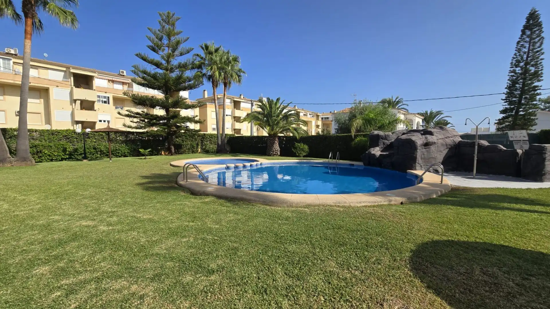 Piscina de Apartament en venda en Dénia amb Aire condicionat, Calefacció i Terrassa