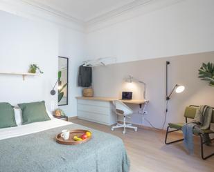 Bedroom of Apartment to share in  Barcelona Capital  with Air Conditioner and Balcony