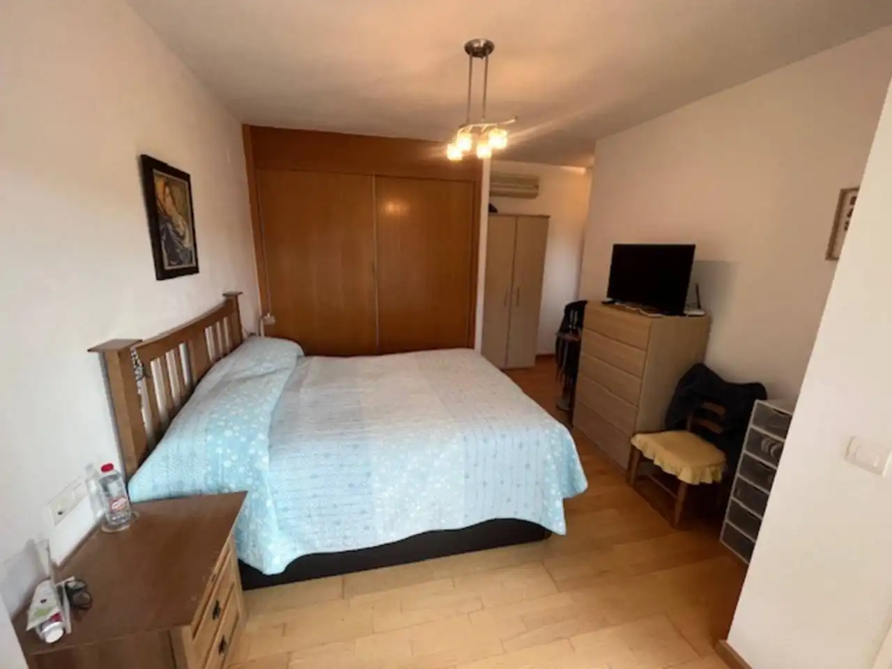 Schlafzimmer von Einfamilien-Reihenhaus zum Verkauf in Estepona mit Klimaanlage, Privatgarten und Parkett
