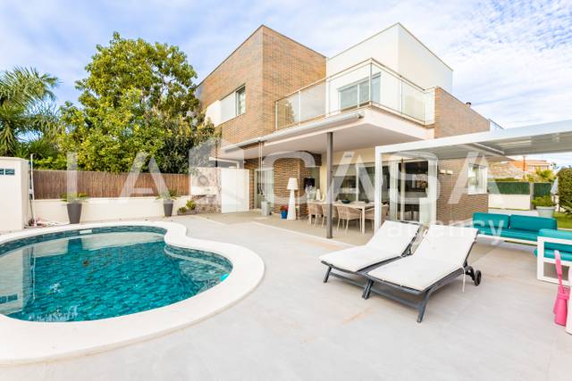 Casa adosada en Venta en Calle de los Cedros en Olimar - Carambolo - Atalaya de Levante