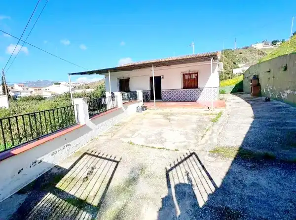 Vista exterior de Casa o xalet en venda en Vélez-Málaga amb Aire condicionat, Jardí privat i Terrassa