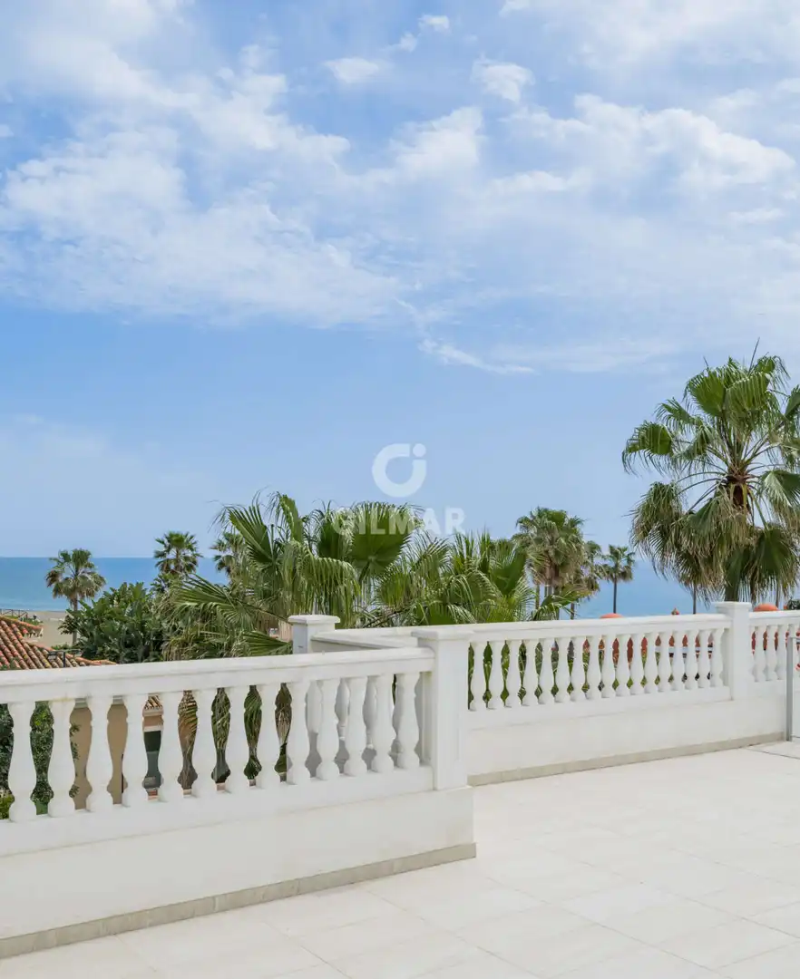 Vista exterior de Casa o xalet en venda en Estepona amb Calefacció, Jardí privat i Piscina