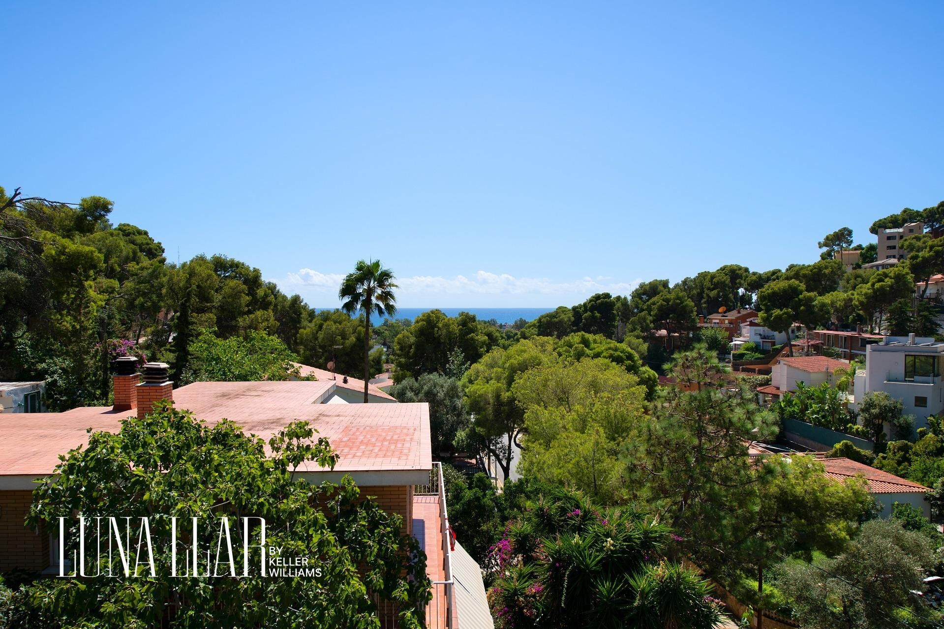 Vista exterior de Casa o xalet en venda en Castelldefels amb Jardí privat, Terrassa i Piscina
