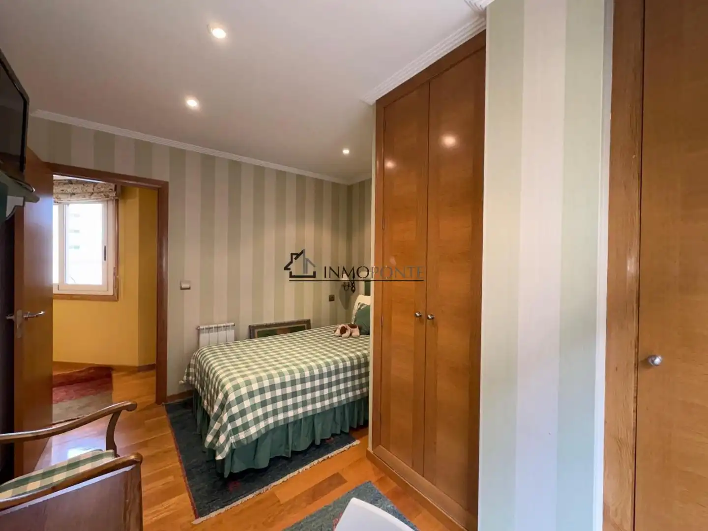Schlafzimmer von Wohnung zur Miete in Pontevedra Capital  mit Heizung und Möbliert