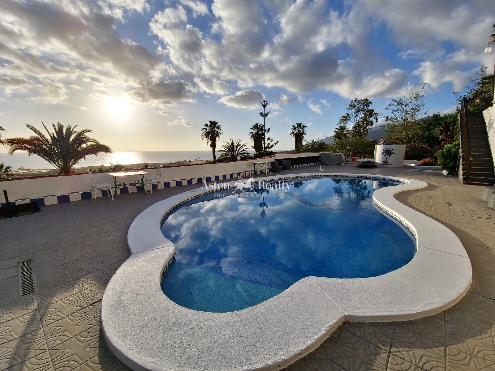 Exterior view of House or chalet for sale in Guía de Isora  with Terrace, Swimming Pool and Furnished