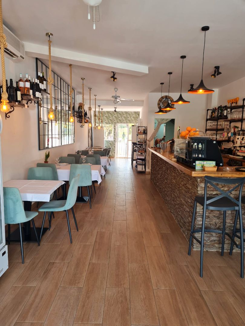 Local en traspaso en Vera con Aire acondicionado, Terraza y Amueblado