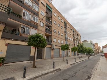 Piso con balcón en venta en Calle Monachil 3
