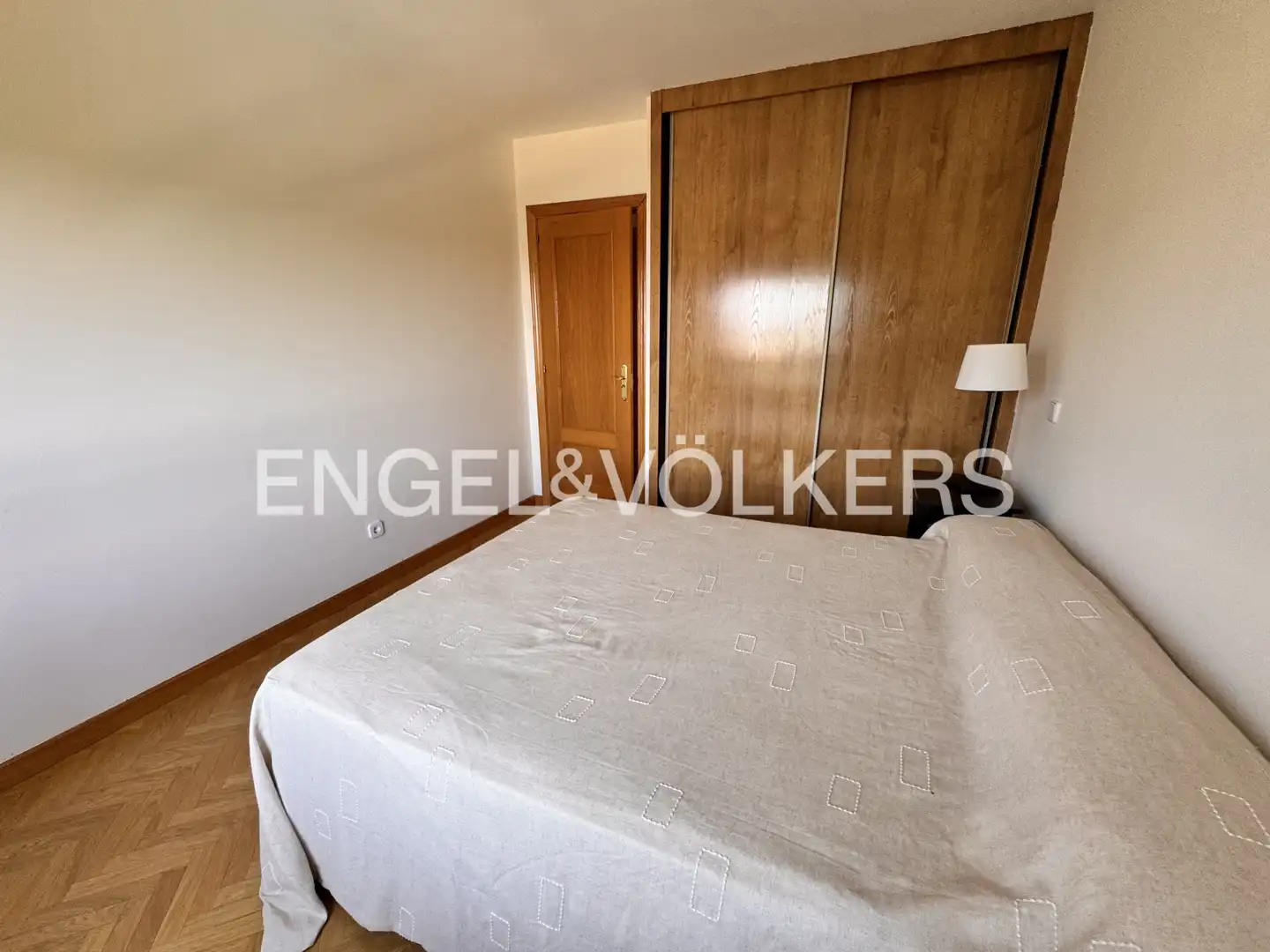Habitación de Ático de alquiler en Majadahonda con Aire acondicionado, Calefacción y Jardín privado