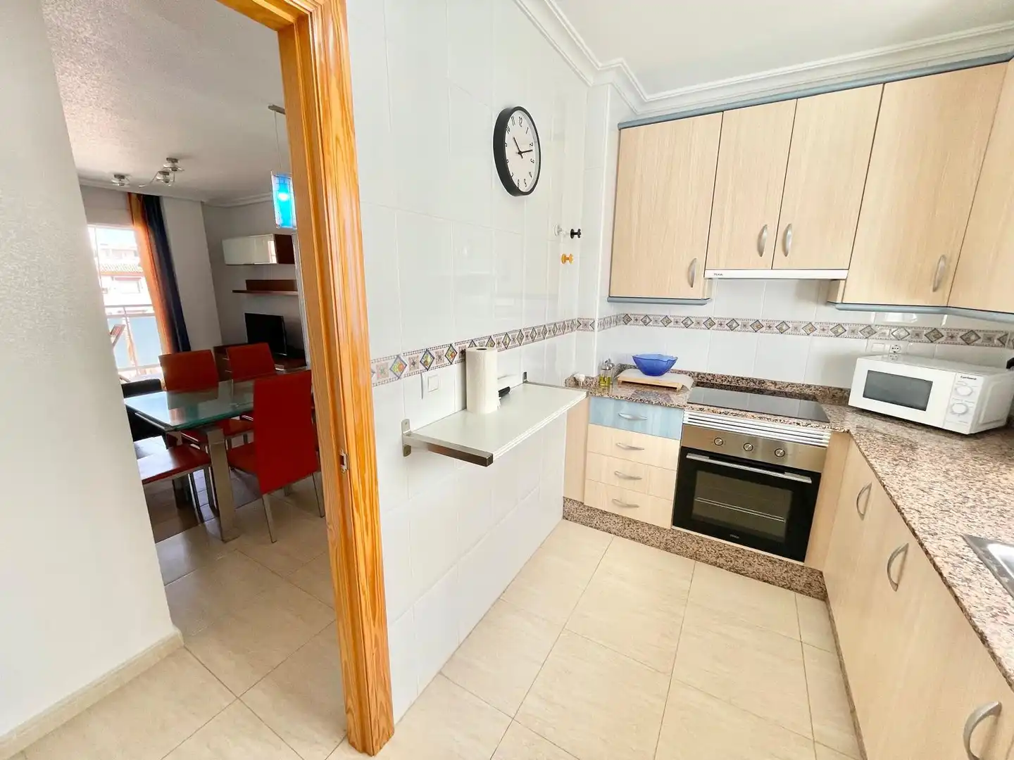 Cuina de Apartament de lloguer en Los Alcázares amb Aire condicionat, Traster i Moblat