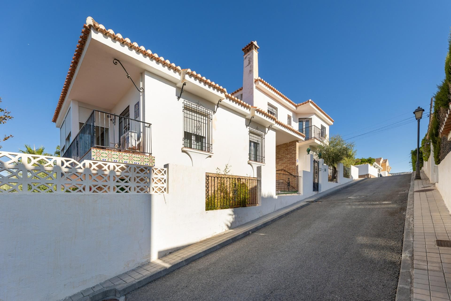 Vista exterior de Casa o xalet en venda en Huétor Vega amb Aire condicionat, Calefacció i Jardí privat