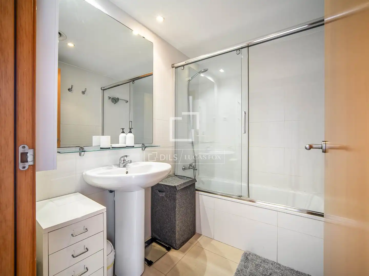 Badezimmer von Dachboden zum Verkauf in Barcelona mit Klimaanlage, Heizung und Terrasse