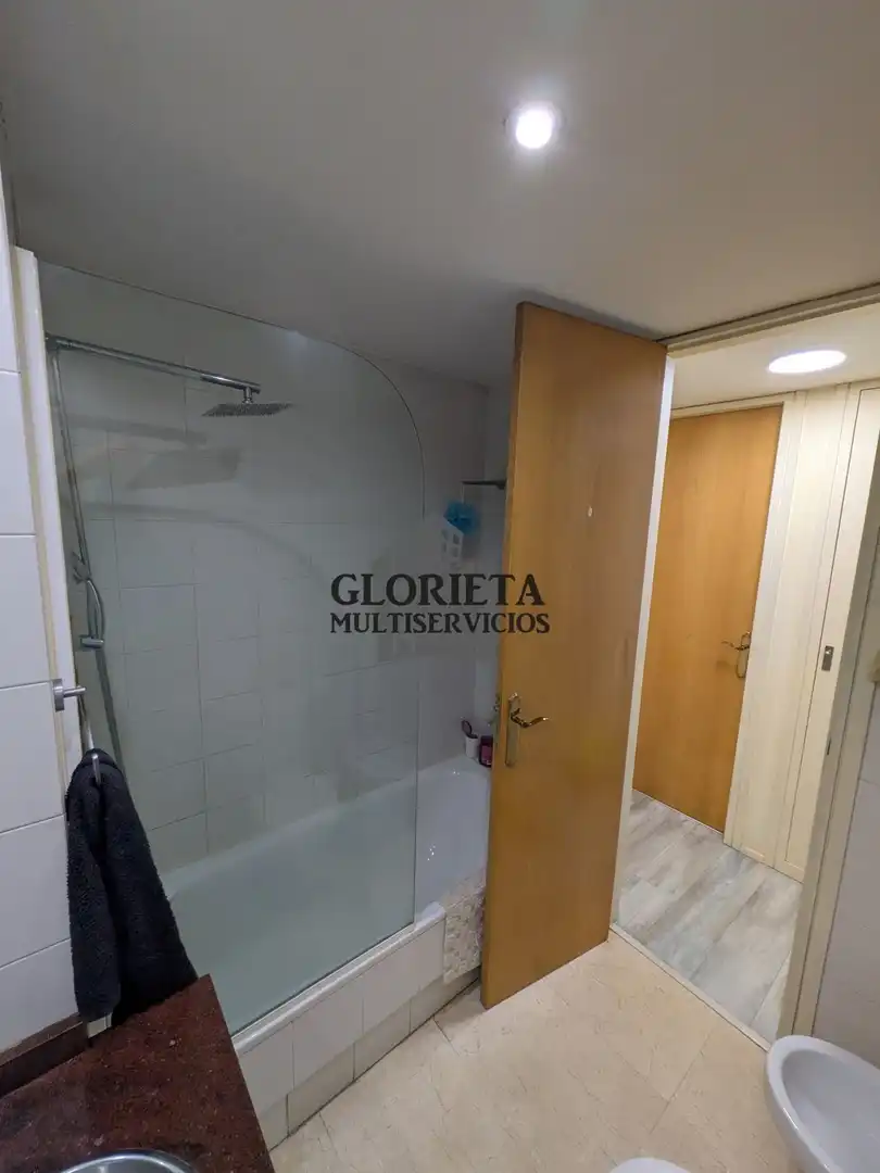 Baño de Piso en venta en Vigo  con Calefacción, Trastero y Amueblado