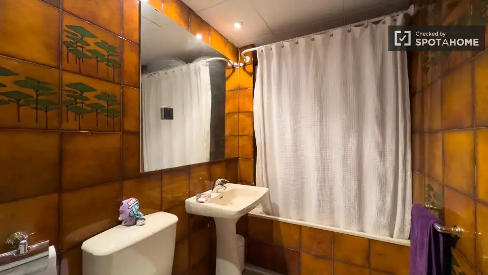 Baño de Piso de alquiler en Barcelona con Aire acondicionado, Calefacción y Amueblado