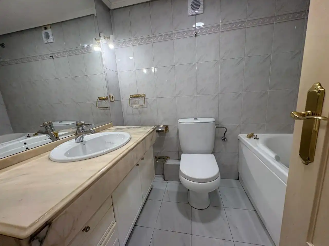 Badezimmer von Maisonette zum Verkauf in Madrid mit Heizung und Parkett