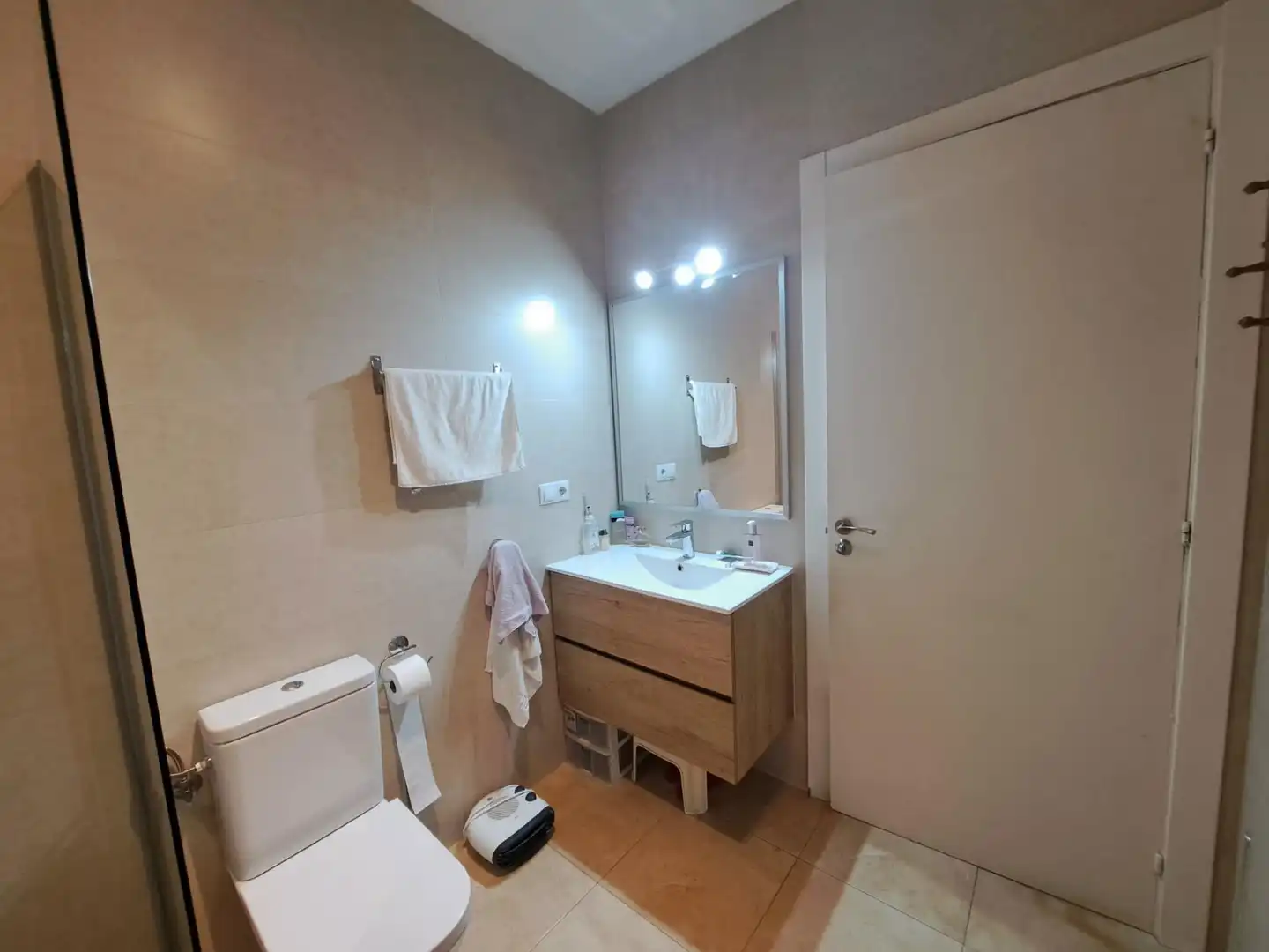 Badezimmer von Erdgeschoss zum Verkauf in Mataró mit Klimaanlage, Heizung und Ofen