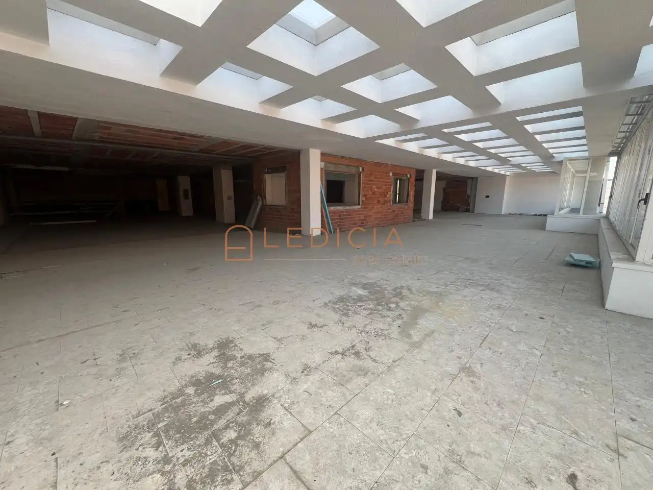 Local comercial de lloguer a Pi y Margall, imagen 2