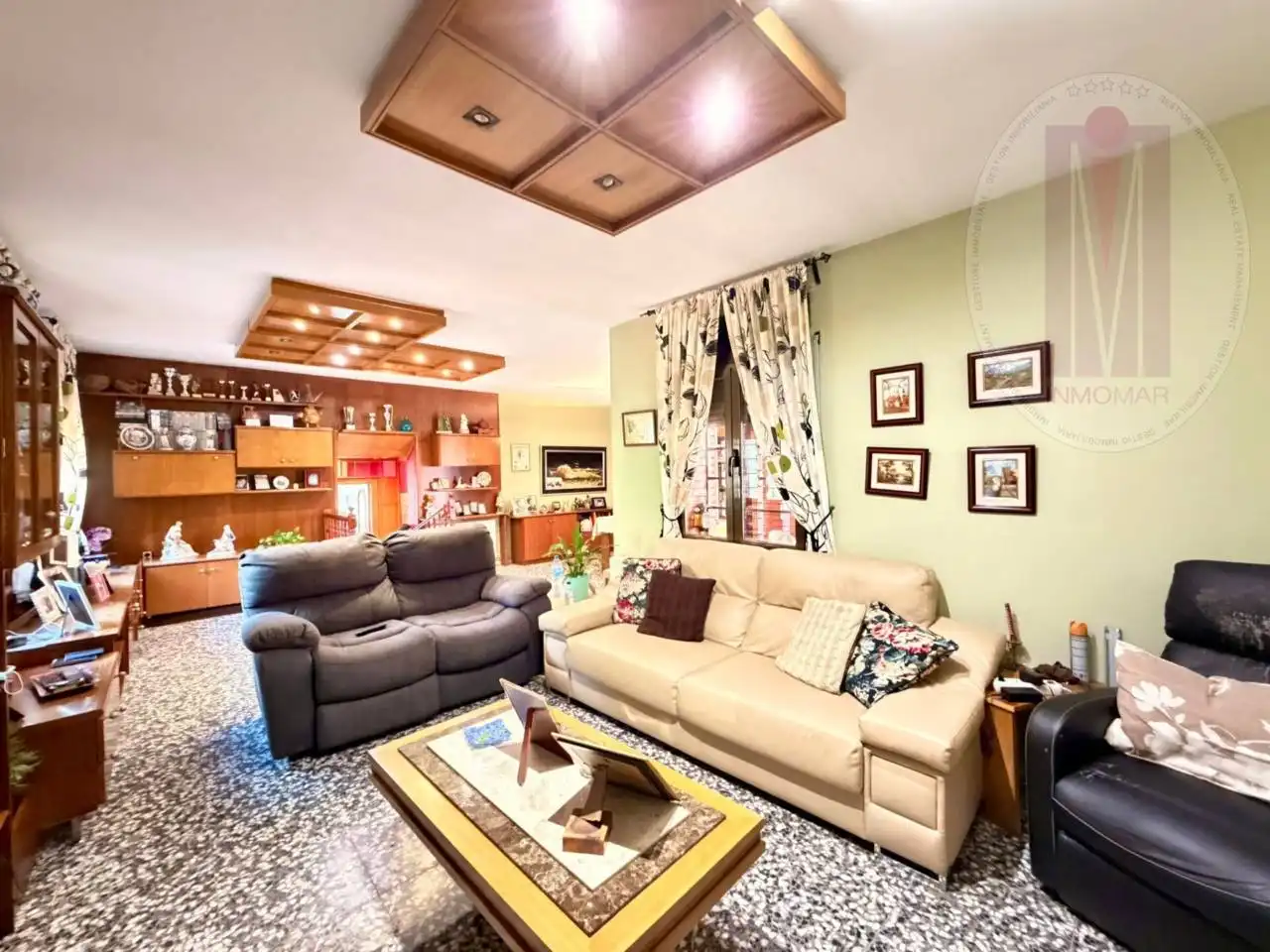 Sala de estar de Casa adosada en venta en Sitges con Aire acondicionado, Calefacción y Jardín privado