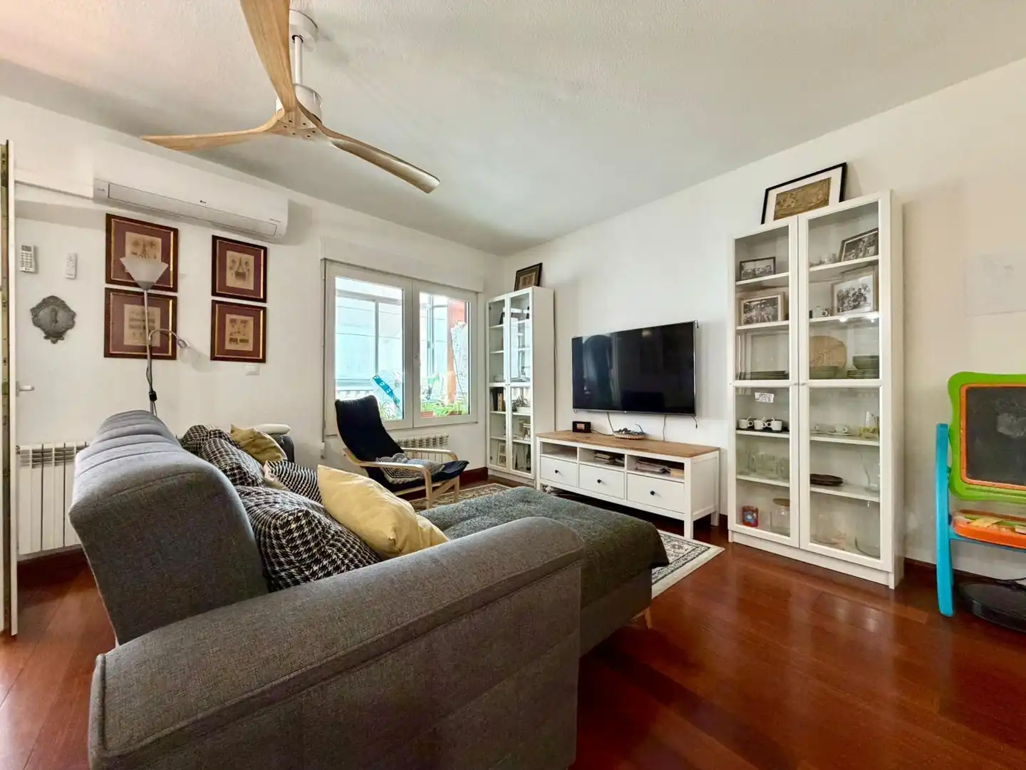 Living room of Flat for sale in Granada  with Air Conditioner, Parquet flooring and Balcony