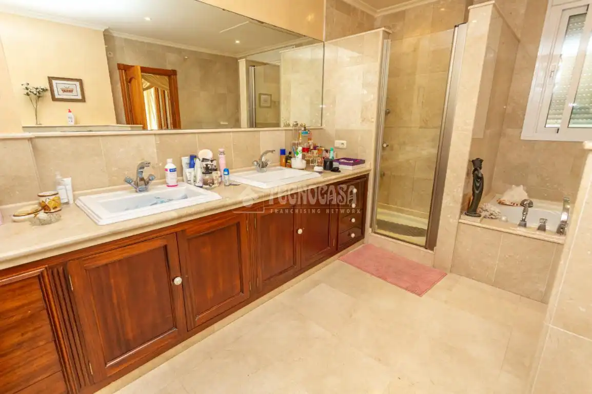 Bathroom of Houses for sale in Algeciras  with Air Conditioner and Swimming Pool