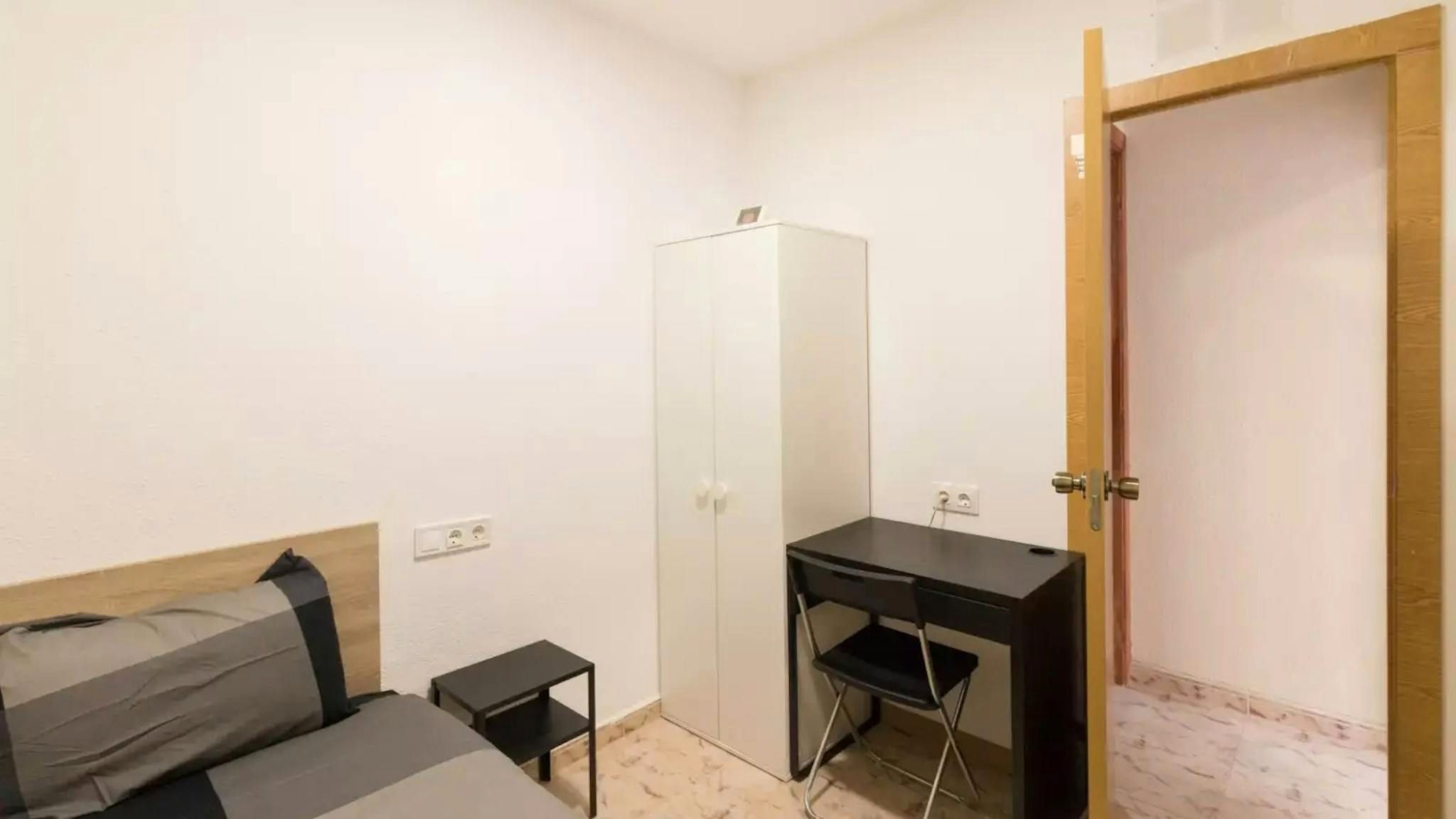 Bedroom of Flat to share in  Barcelona Capital  with Washing machine