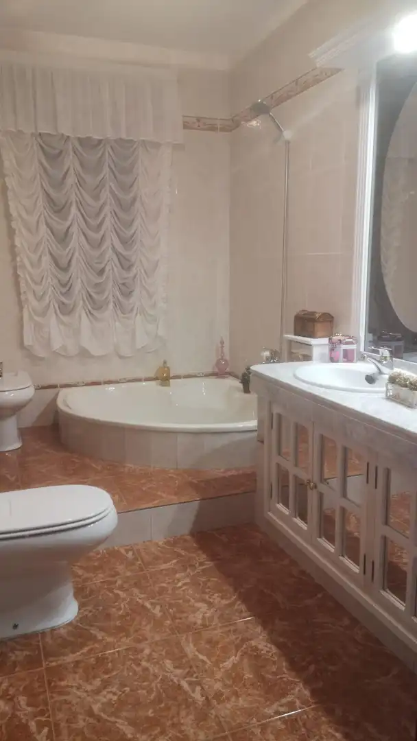 Bany de Casa o xalet en venda en Córdoba amb Aire condicionat, Jardí privat i Terrassa
