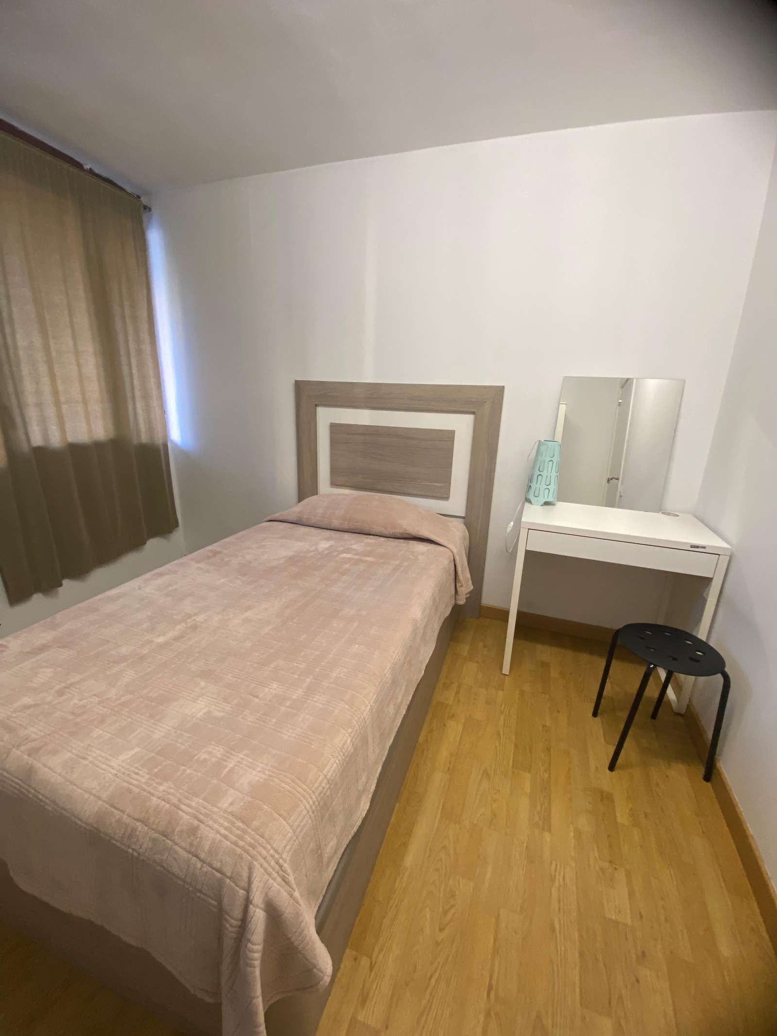 Bedroom of Flat to share in L'Hospitalet de Llobregat  with Air Conditioner, Terrace and Furnished