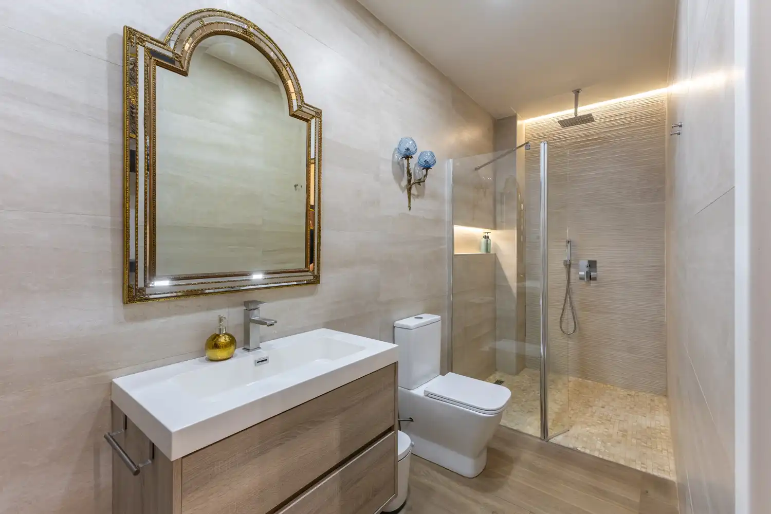 Bathroom of Flat for rent in Valencia  with Air Conditioner, Heating and Furnished