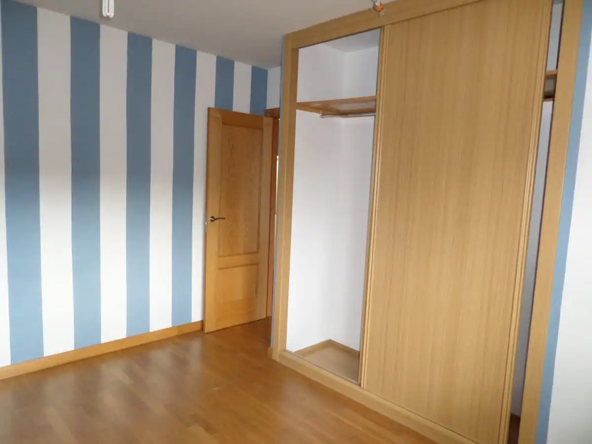 Habitación de Casa adosada en venta en Tudela de Duero con Calefacción y Jardín privado