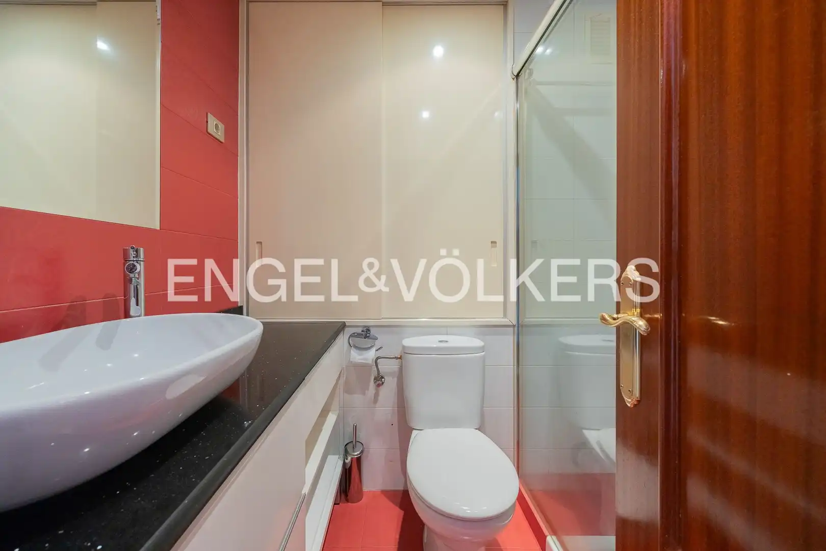 Badezimmer von Wohnung zum Verkauf in Bilbao  mit Heizung, Parkett und Balkon