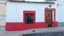 Vista exterior de Casa adosada en venda en Noez amb Jardí privat