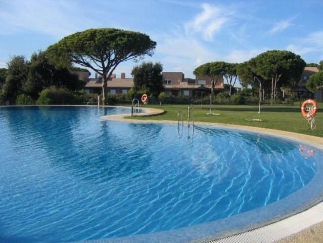 Piscina de Casa adosada en venda en Chiclana de la Frontera amb Jardí privat i Piscina comunitària