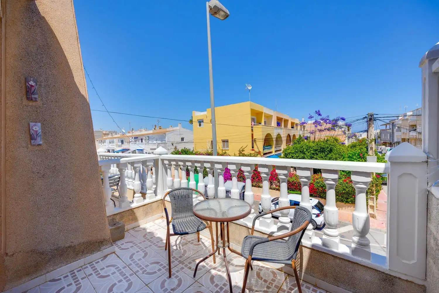Terrasse von Einfamilien-Reihenhaus zum Verkauf in Torrevieja mit Terrasse, Balkon und Gemeinschaftspool