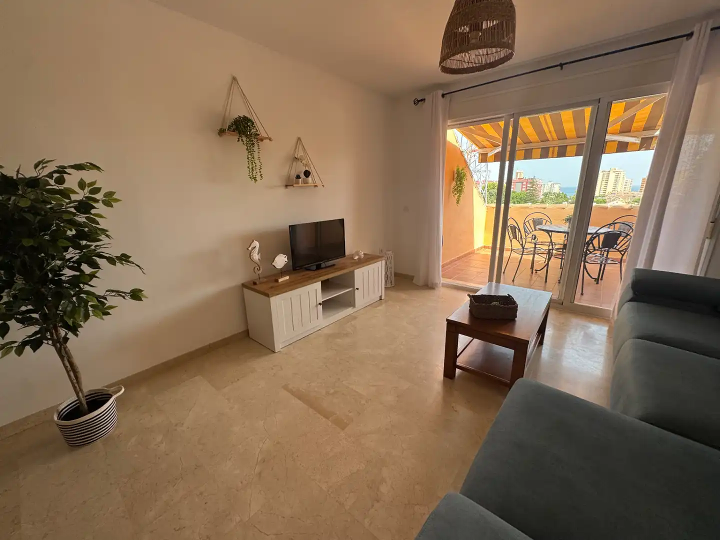 Sala d'estar de Apartament de lloguer en Fuengirola amb Aire condicionat, Terrassa i Moblat