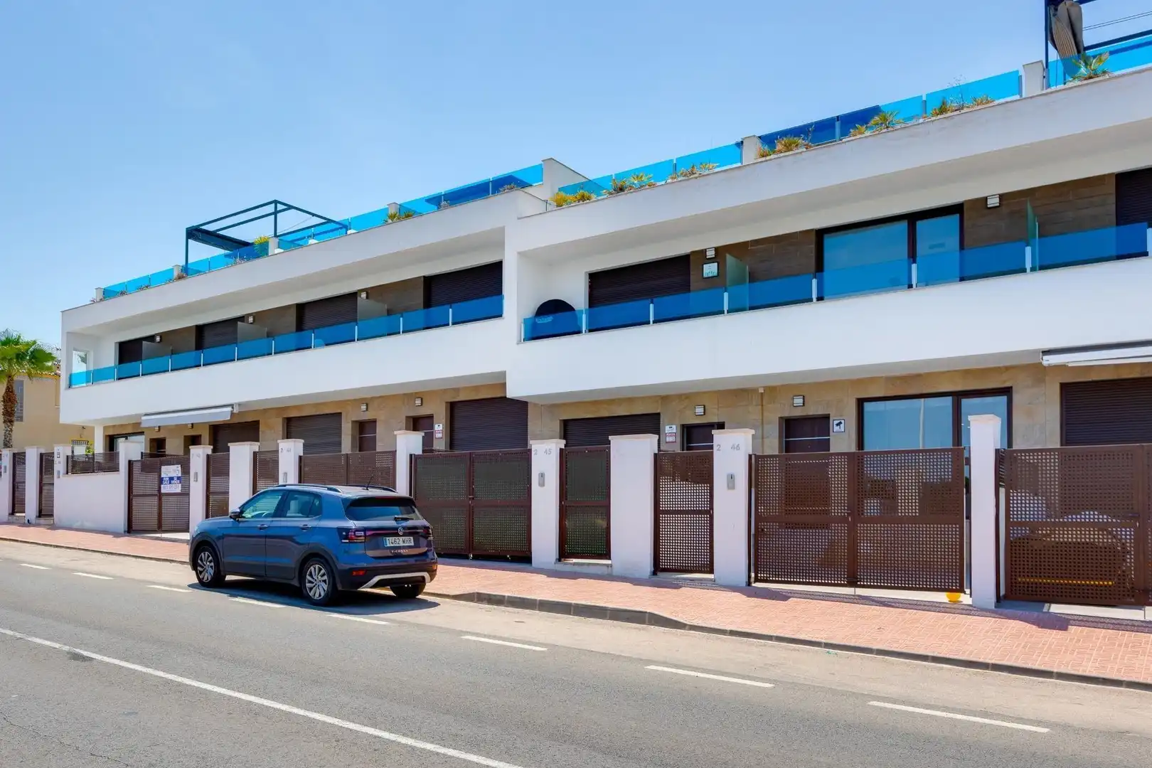 Außenansicht von Einfamilien-Reihenhaus zum Verkauf in Torrevieja mit Klimaanlage, Heizung und Terrasse