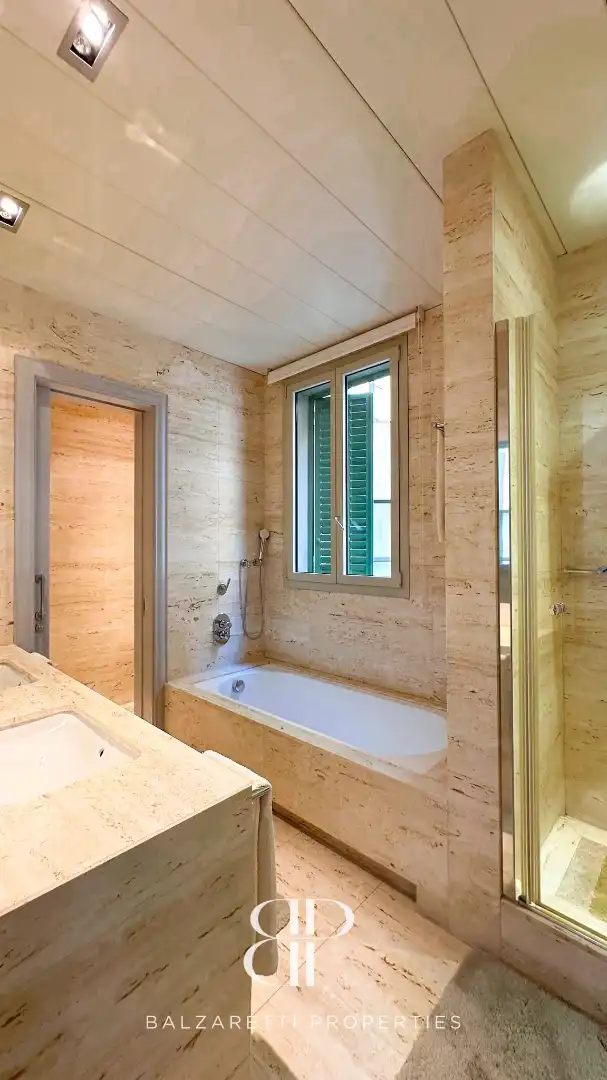 Badezimmer von Wohnung zur Miete in Barcelona mit Klimaanlage, Heizung und Parkett