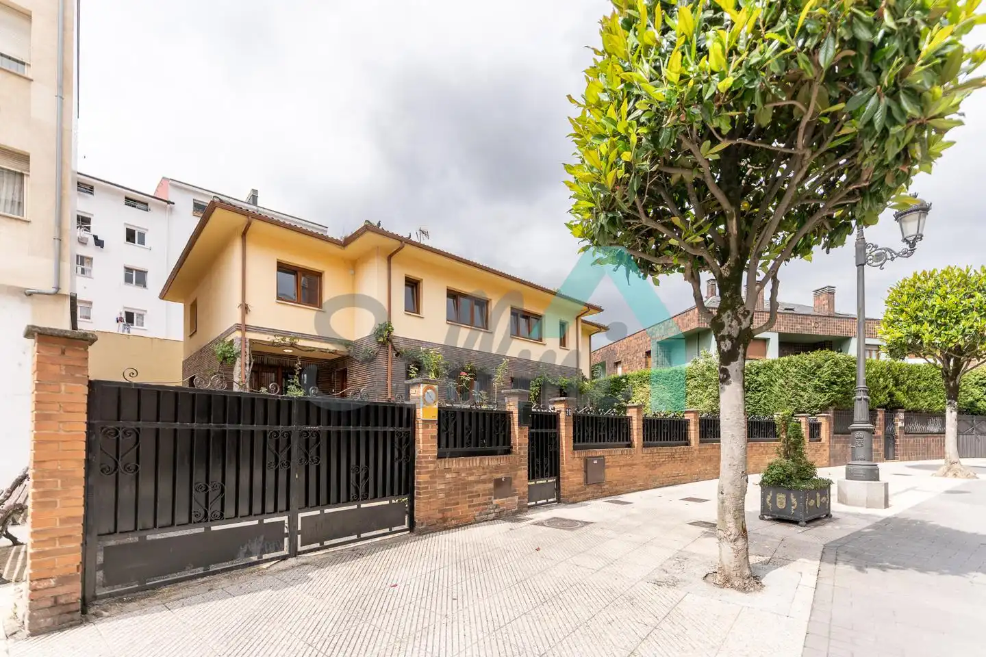 Vista exterior de Casa adosada de lloguer en Oviedo  amb Calefacció, Jardí privat i Parquet